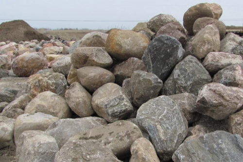 Великолепные вечные заборы из природного камня — как выбрать материал и установить ограждение