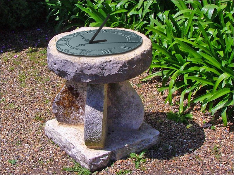 Солнечные часы из камня