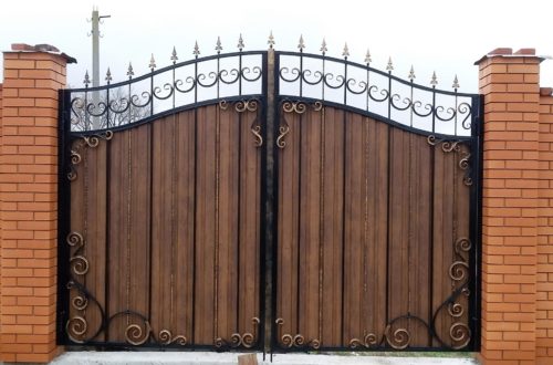 Распашные ворота с коваными элементами