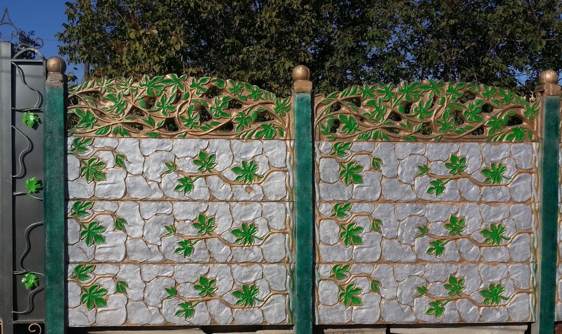 Как украсить бетонный забор