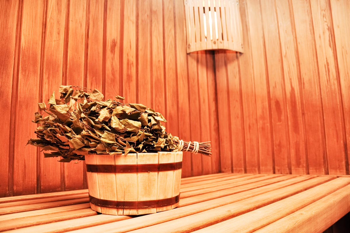 Как убрать смолу с деревянных покрытий?
