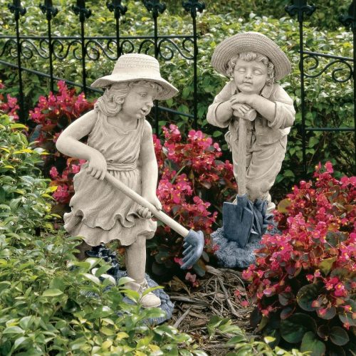 Скульптура мальчика и девочки
