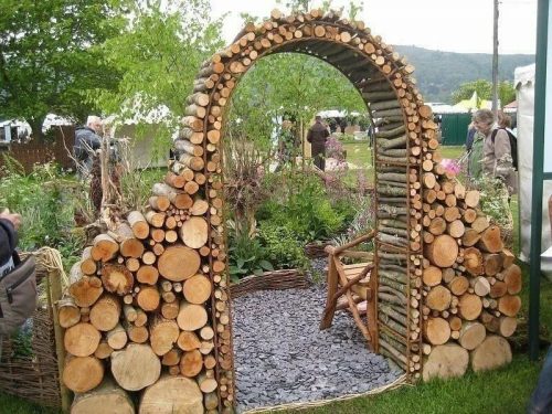 Деревянная арка для зонирования сада