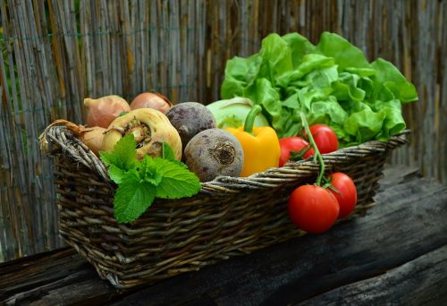 Фрукты и овощи в корзинке