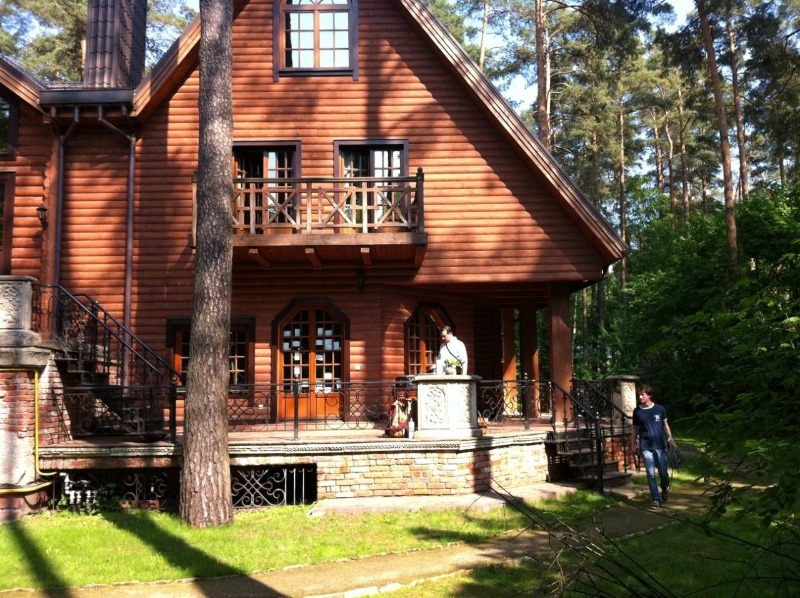 Андрей Кончаловский и его семья обживают роскошный дом в русском стиле